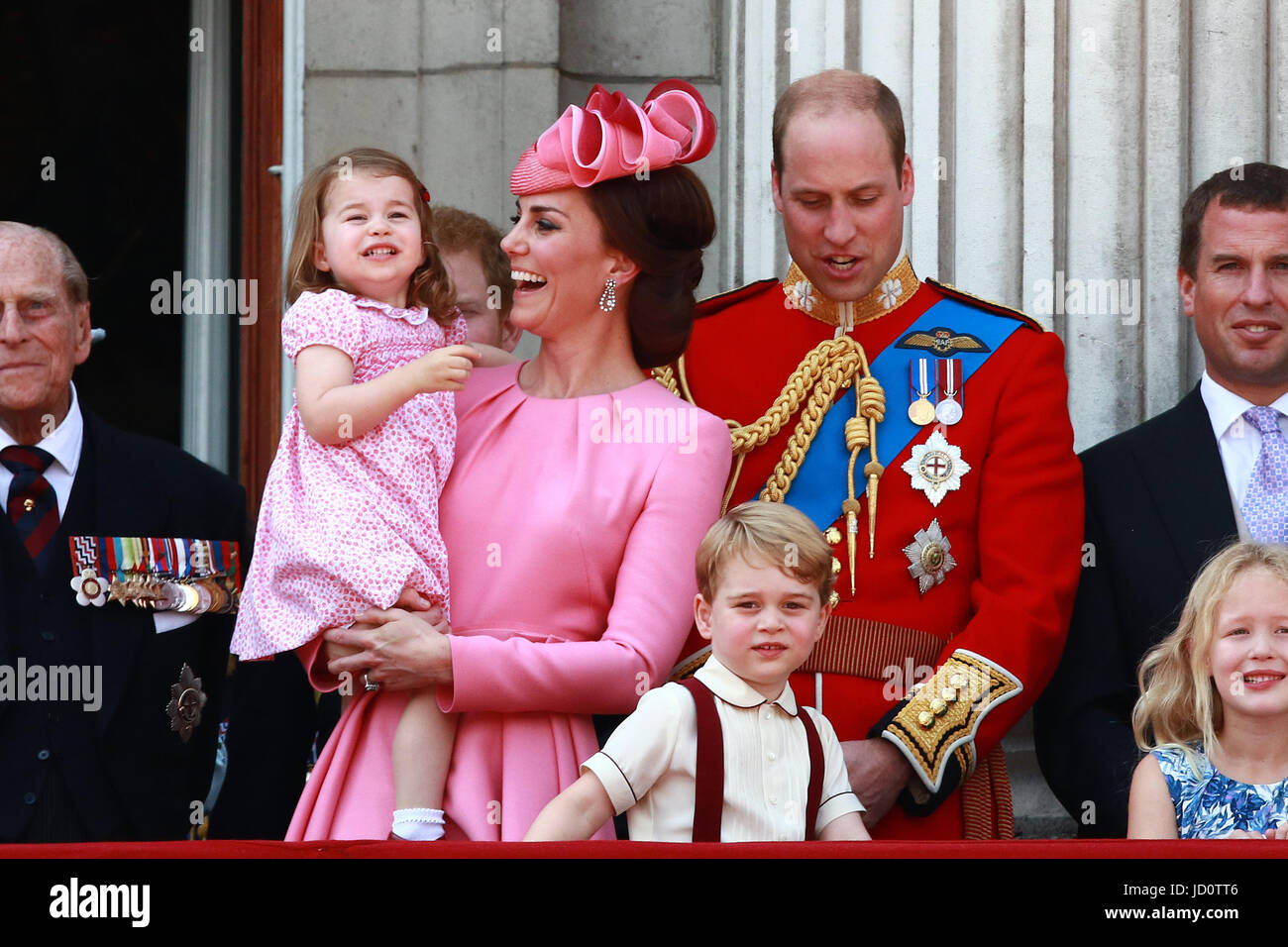 Londres, Royaume-Uni. 17 Juin, 2017. Le prince Philip, duc d'Édimbourg, Kate (Catherine Middleton) de la duchesse de Cambridge, la Princesse Charlotte, Prince George, Prince William, duc de Cambridge, Peter Phillips, Phillips d'été et leurs enfants Savannah et Isla sur le balcon du palais de Buckingham après la parade de la couleur en 2017. La parade des marques de couleur le Queens anniversaire officiel. Parade la couleur, Londres, 17 juin 2017 Crédit : Paul Marriott/Alamy Live News Banque D'Images