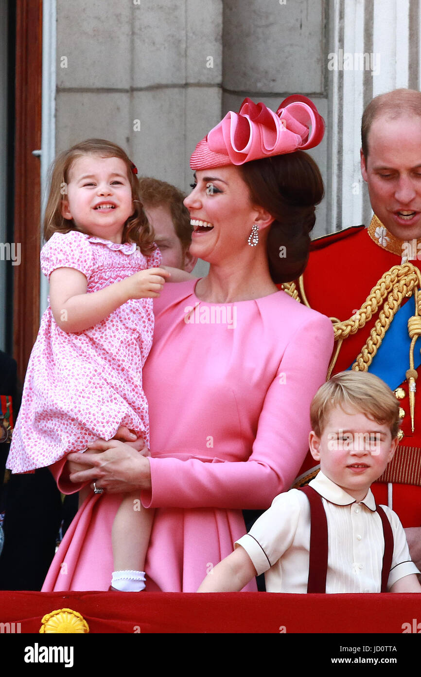 Londres, Royaume-Uni. 17 Juin, 2017. Le prince Philip, duc d'Édimbourg, Kate (Catherine Middleton) de la duchesse de Cambridge, la Princesse Charlotte, Prince George, Prince William, duc de Cambridge, Peter Phillips, Phillips d'été et leurs enfants Savannah et Isla sur le balcon du palais de Buckingham après la parade de la couleur en 2017. La parade des marques de couleur le Queens anniversaire officiel. Parade la couleur, Londres, 17 juin 2017 Crédit : Paul Marriott/Alamy Live News Banque D'Images