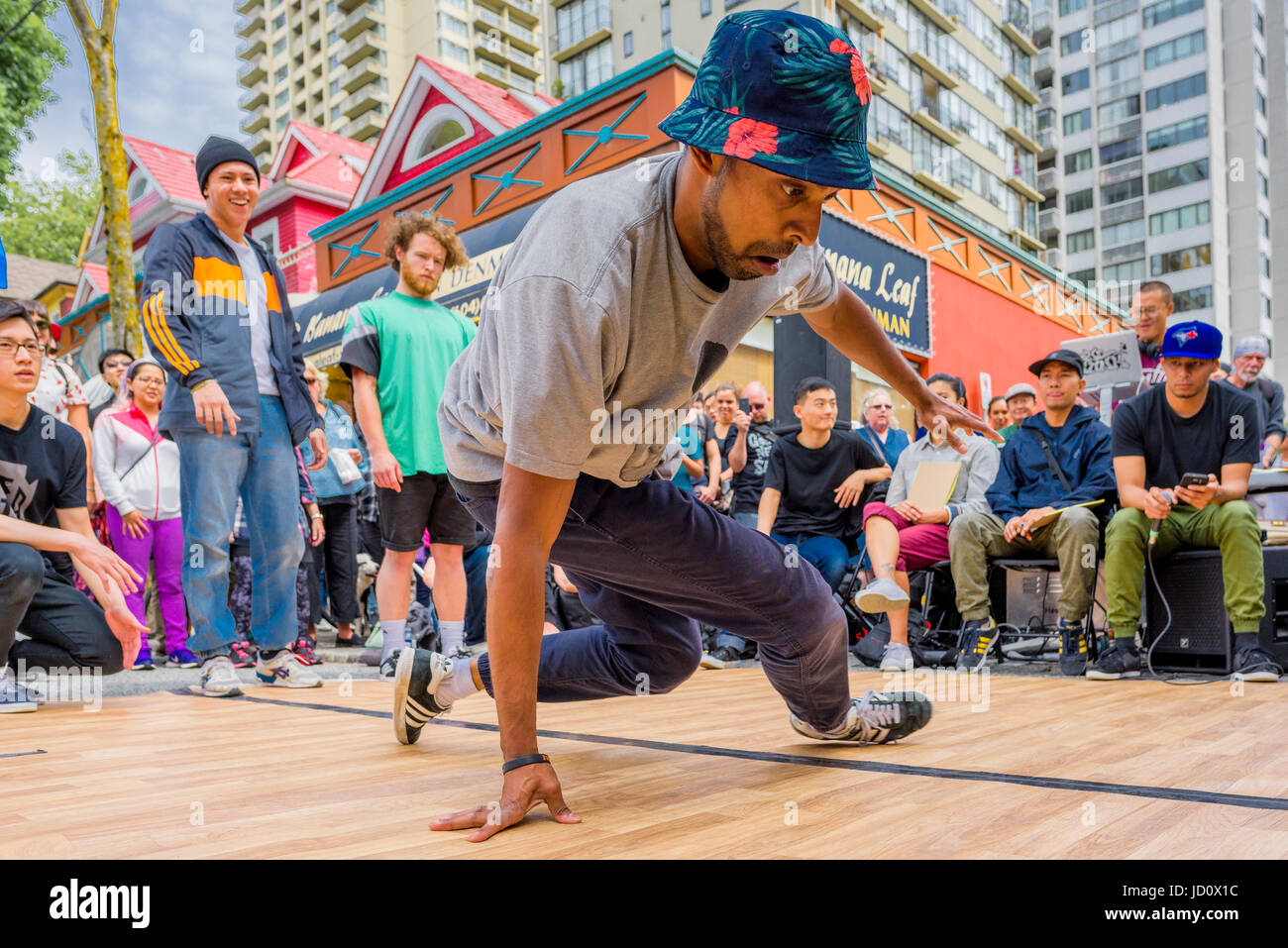 Démo de Break Dance Hip Hop et de la concurrence, de la journée sans voitures, West End, Vancouver, Colombie-Britannique, Canada. Banque D'Images