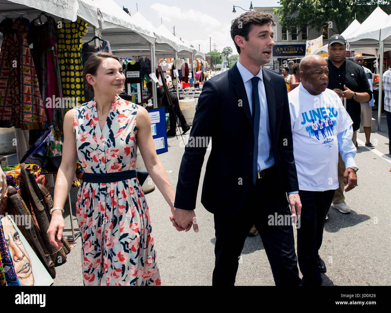 Marietta, Géorgie, USA. 17 Juin, 2017. JON OSSOFF, le candidat démocrate pour le Congrès en Géorgie, du sixième arrondissement et sa fiancée, ALISHA KRAMER, arriver à accueillir les électeurs à l'NAACP Juneteenth Celebration. À droite dans la chemise blanche est la Géorgie le Représentant JOHN LEWIS. Ossoff est de nouveau en compétition candidat républicain Karen Handel pourla siège du Congrès Ouvrir dans une élection spéciale le 20 juin. Crédit : Brian Cahn/ZUMA/Alamy Fil Live News Banque D'Images