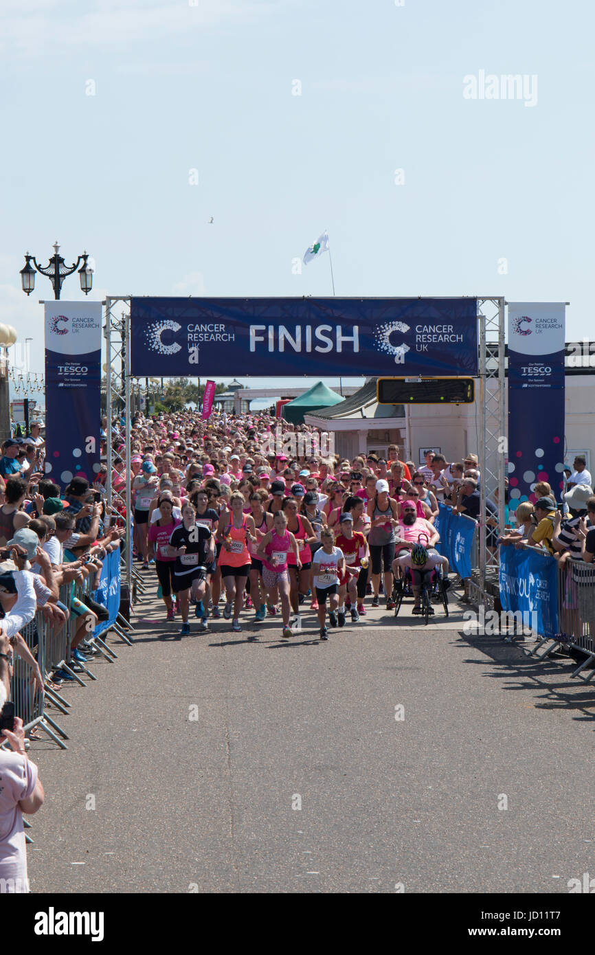 Worthing, Royaume-Uni, 18 juin 2017. Cancer Research UK Worthing 5K Race for Life, crédit Ian Stewart/Alamy Live News Banque D'Images