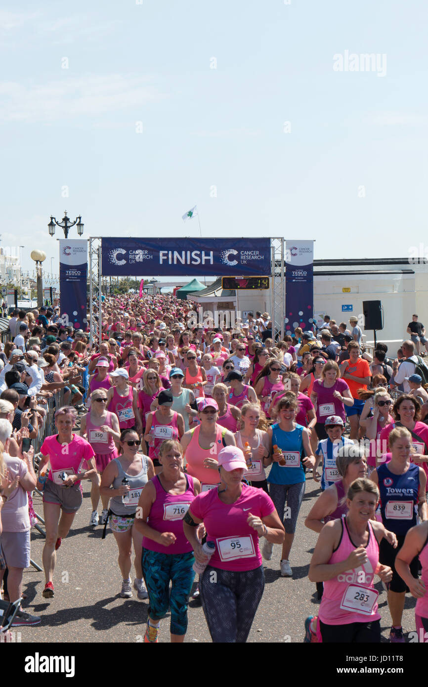 Worthing, Royaume-Uni, 18 juin 2017. Cancer Research UK Worthing 5K Race for Life, crédit Ian Stewart/Alamy Live News Banque D'Images