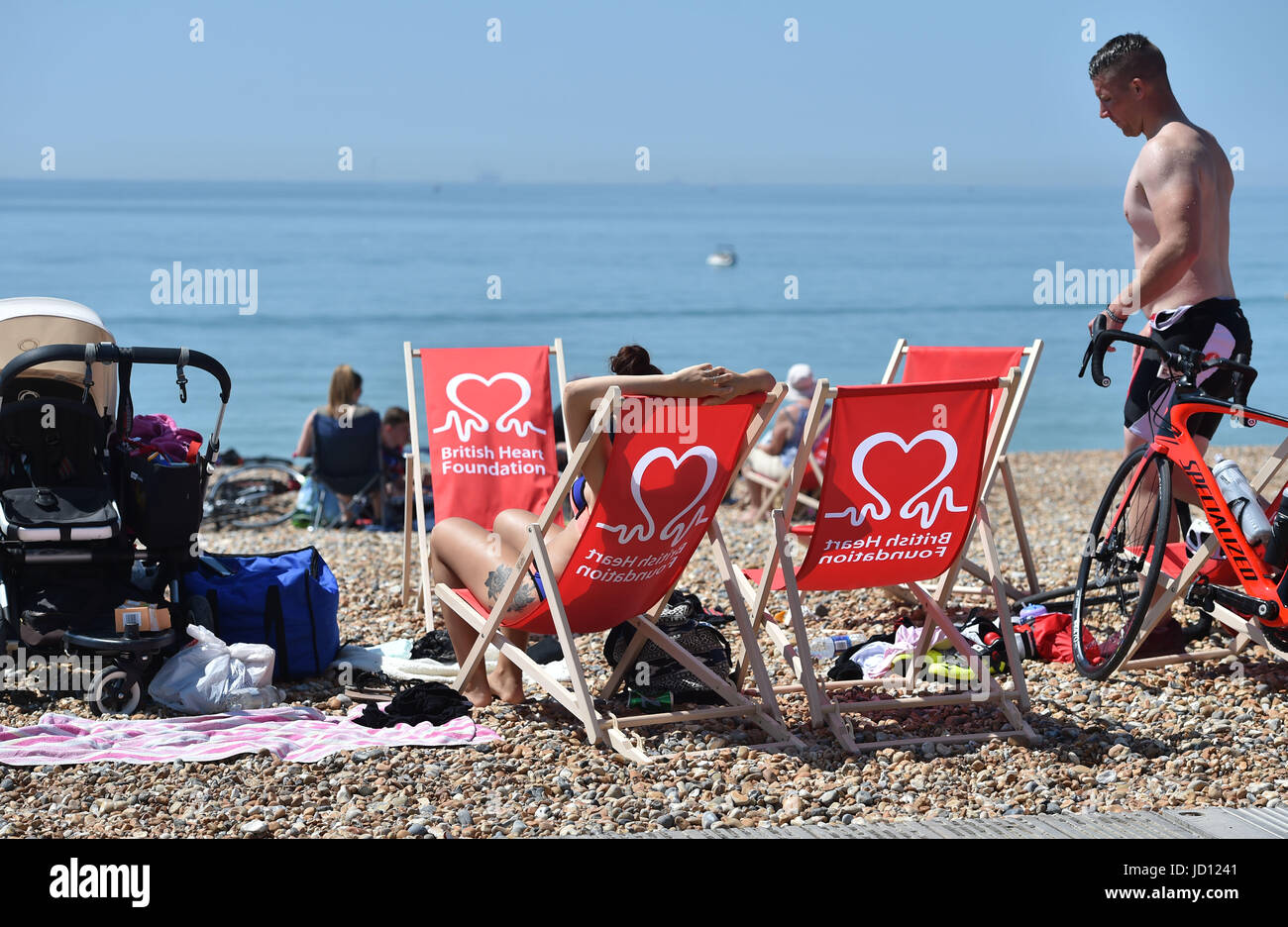 Brighton, UK. 18 Juin, 2017. Les cyclistes se rafraîchir sur la plage de Brighton à la fin de la British Heart Foundation annuel Londres à Brighton promenade en vélo dans la lumière du soleil chaude aujourd'hui Crédit : Simon Dack/Alamy Live News Banque D'Images