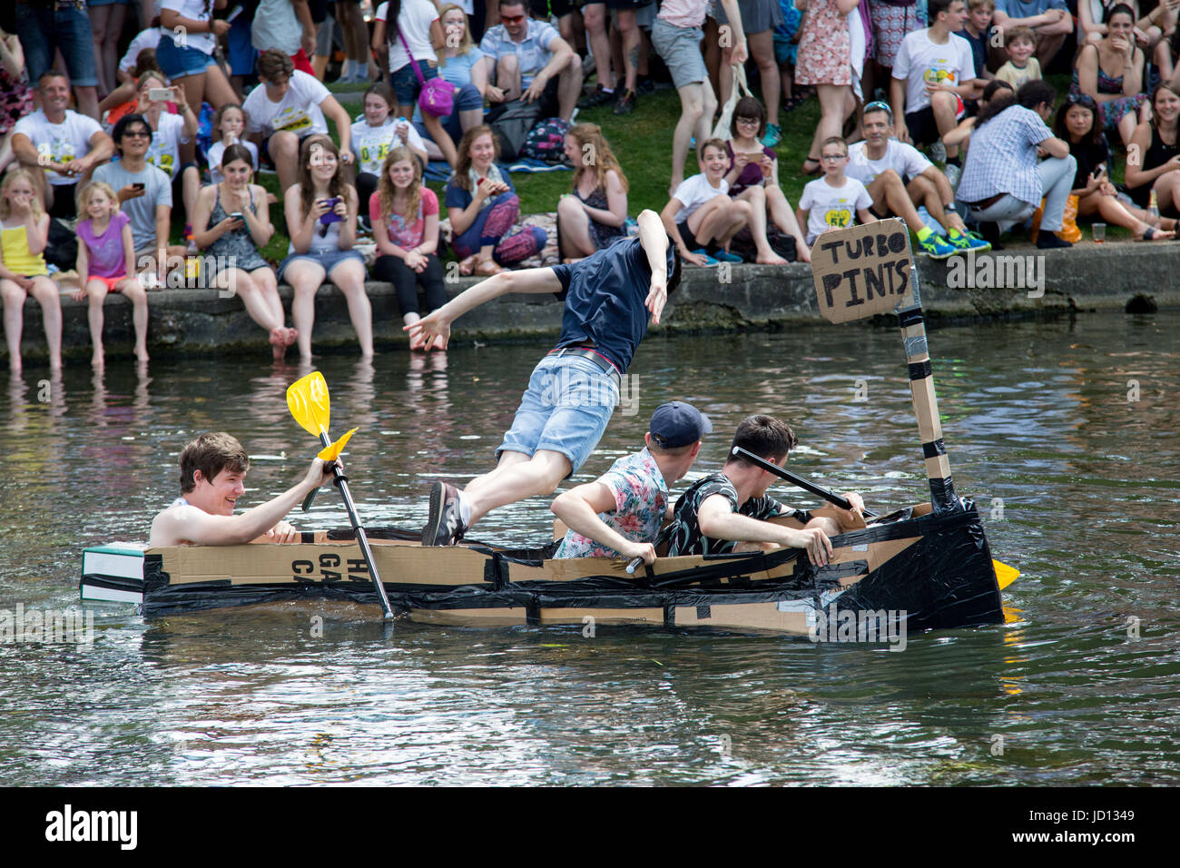 Cambridge, UK. 18, juin, 2017. Chaque année, pendant la semaine de mai les Rats Granta société Université barques à organiser une course de bateaux en carton sur la rivière Cam. ) CamNews / Alamy Live News Banque D'Images