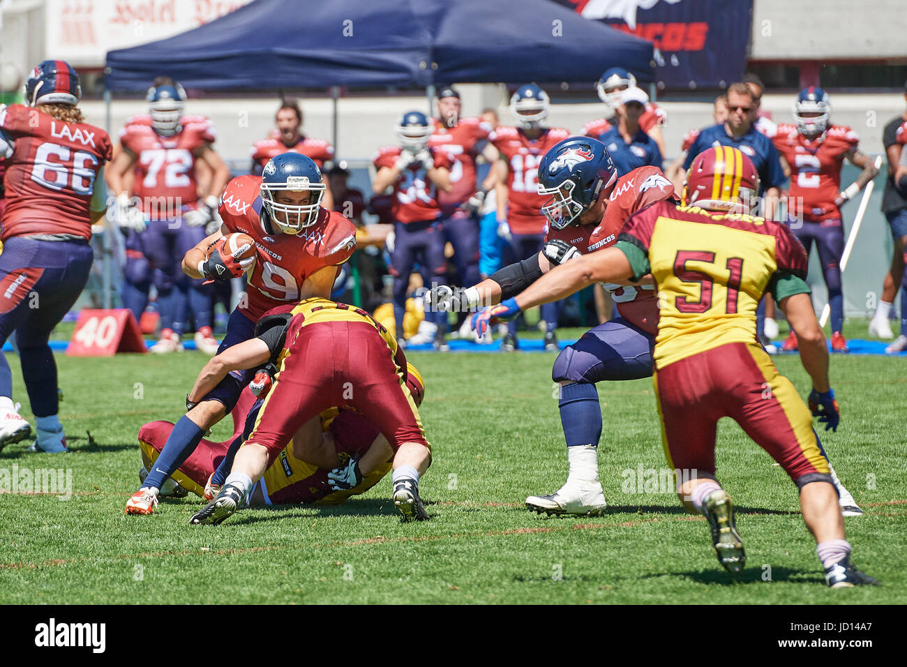 Chur, Suisse. 18 Juin, 2017. Lukas Lütscher est arrêté au cours de l'American Football match Calanda Broncos vs Winterthur guerriers. © Rolf Simeon/Alamy Live News. Banque D'Images