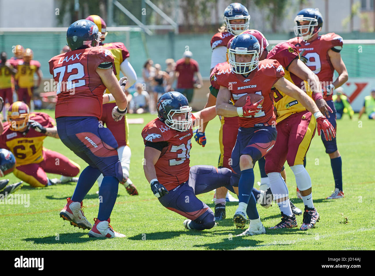 Chur, Suisse. 18 Juin, 2017. Infraction Broncos brise pendant le match de football américain Calanda Broncos vs Winterthur guerriers. © Rolf Simeon/Alamy Live News. Banque D'Images