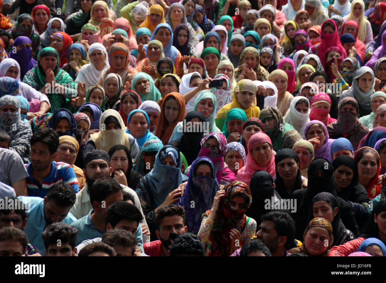 Srinagar, Inde. 17 Juin, 2017. Cent ont assisté aux funérailles d'un des cortèges Adil Ahmed milite dans la banlieue de Srinagar, au Cachemire sous contrôle indien, samedi, Juin 17, 2017. Des milliers de personnes ont assisté aux funérailles de trois militants au Cachemire sous contrôle indien samedi après qu'ils ont été tués dans une fusillade avec les forces gouvernementales dans la région contestée, a annoncé la police : Crédit Umer Asif/Pacific Press/Alamy Live News Banque D'Images