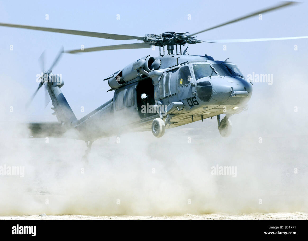 Hélicoptère MH-60S Seahawk affectés à l'Escadron d'hélicoptères de combat de la mer Trois (HSC-3) pratique des débarquements dans le désert. U.S. Navy photo/ Mate du photographe Daniel R. 2e classe Mennuto Banque D'Images