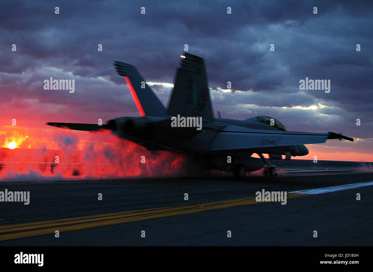 Un F/A-18F Super Hornet est catapulté hors de la cabine de pilotage du porte-avions USS Dwight D. Eisenhower (CVN 69) pendant le coucher du soleil les opérations aériennes. DoD photo de Christopher aviateur de la Marine américaine Molinari Banque D'Images