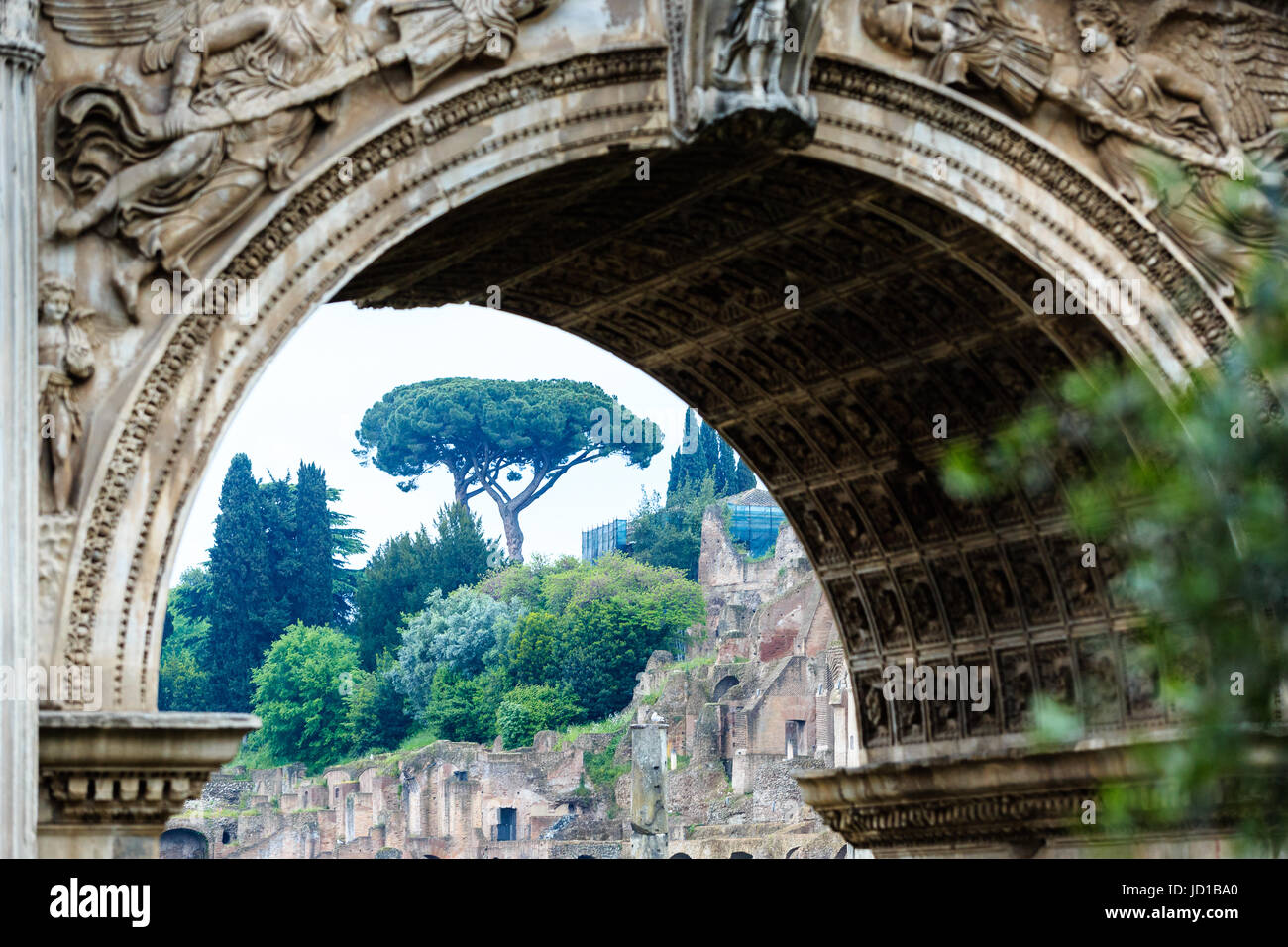 Vue sur le Forum Romain par célèbre Arc de Titus sur la Via Sacra Banque D'Images