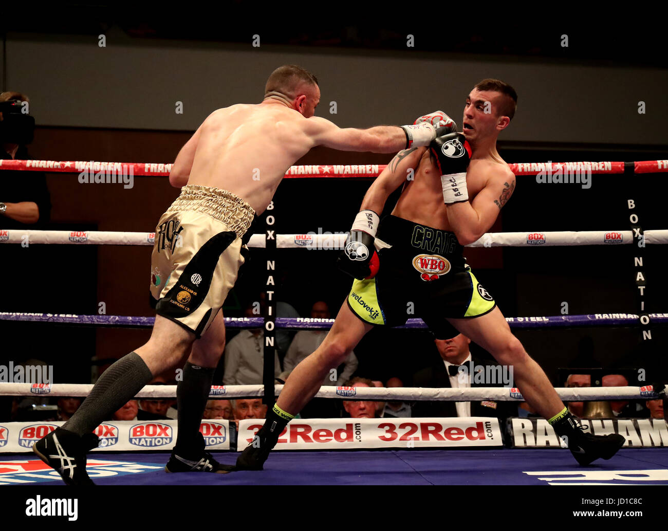 Craig Evans (droite) contre Stephen Ormond dans l'WBO Lightweight Championship match au Waterfront Hall de Belfast. Banque D'Images