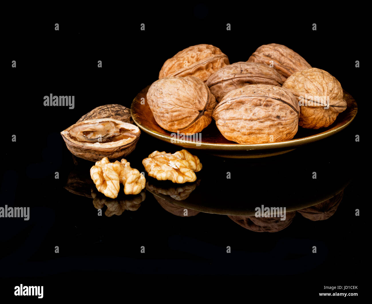 Les noix sur la plaque. Collation santé. La mélatonine aide à contenir le bon sommeil plus d'antioxydants et d'acides gras oméga-3 pour réduire le cholestérol. Banque D'Images