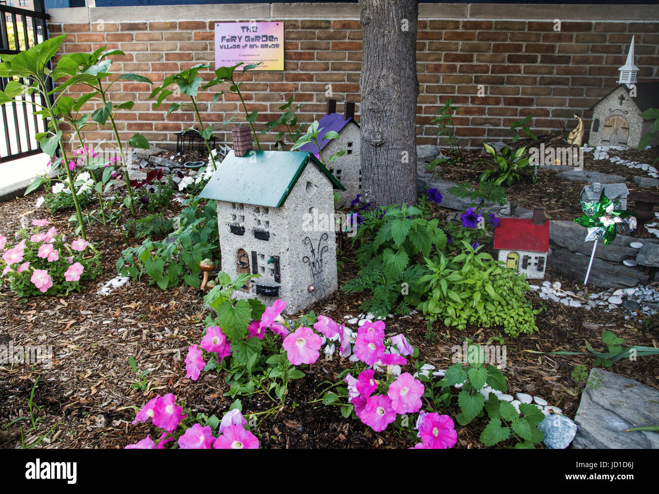 La ville d'Ann Arbor créé tout un village de fées dans un coin d'un garage de stationnement. Banque D'Images