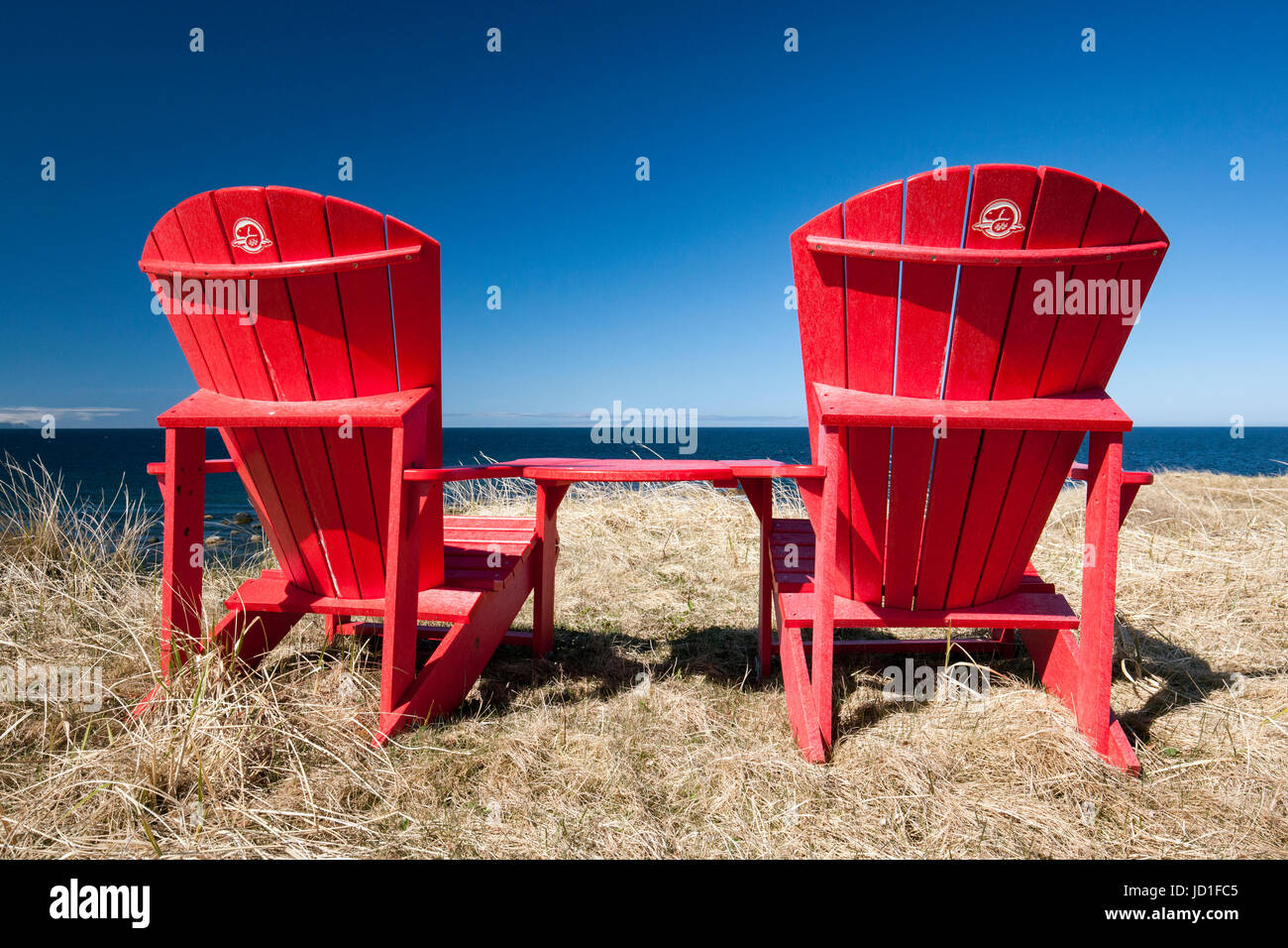 Chaises Adirondack rouge à Green Point, le parc national du Gros-Morne, à Terre-Neuve, Canada Banque D'Images