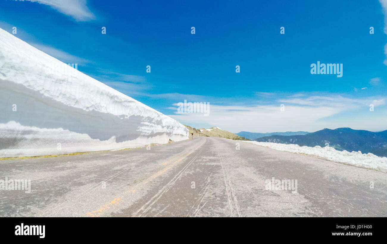 POV point de vue - La conduite sur route alpine du Mont Evans au début de l'été. Banque D'Images