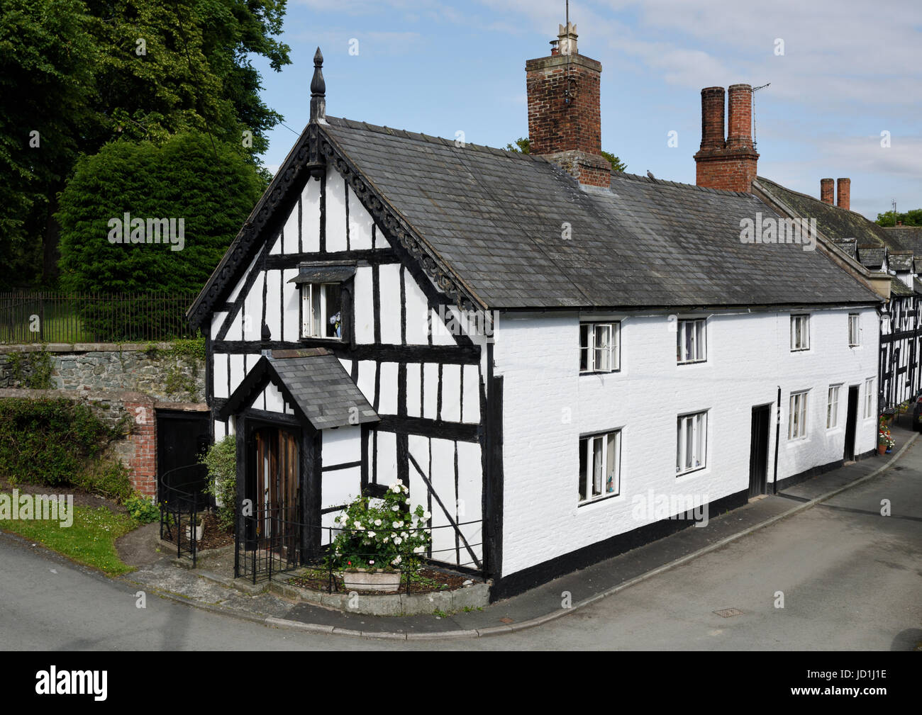 Vue en hauteur de la maison en bois noir et blanc avec un toit en ardoise abrupt dans une rue vide du village de Berriew powys au milieu de la galles au royaume-uni Banque D'Images