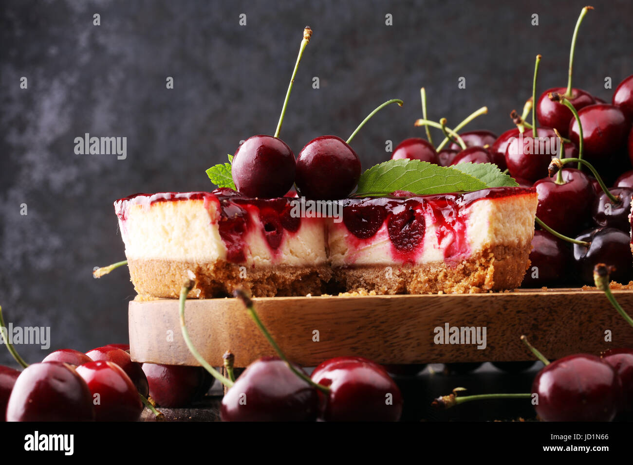 Accueil cherry cake à la vanille et cerises noires sur table en bois. Gâteau d'anniversaire pour l'été Banque D'Images