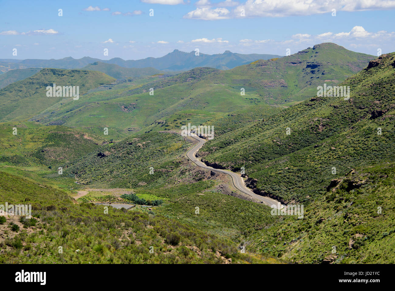 À Maseru Qacha Nek autoroute à travers un terrain montagneux Lesotho Afrique du Sud Banque D'Images