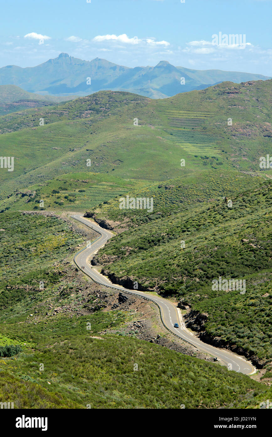 À Maseru Qacha Nek autoroute à travers un terrain montagneux Lesotho Afrique du Sud Banque D'Images