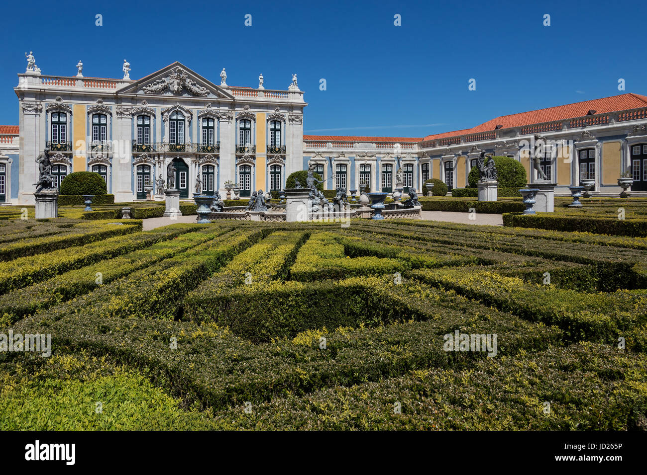 Le Palais National de Queluz - Lisbonne - Portugal. La façade de cérémonie du corps de logis conçu par Oliveira. Banque D'Images