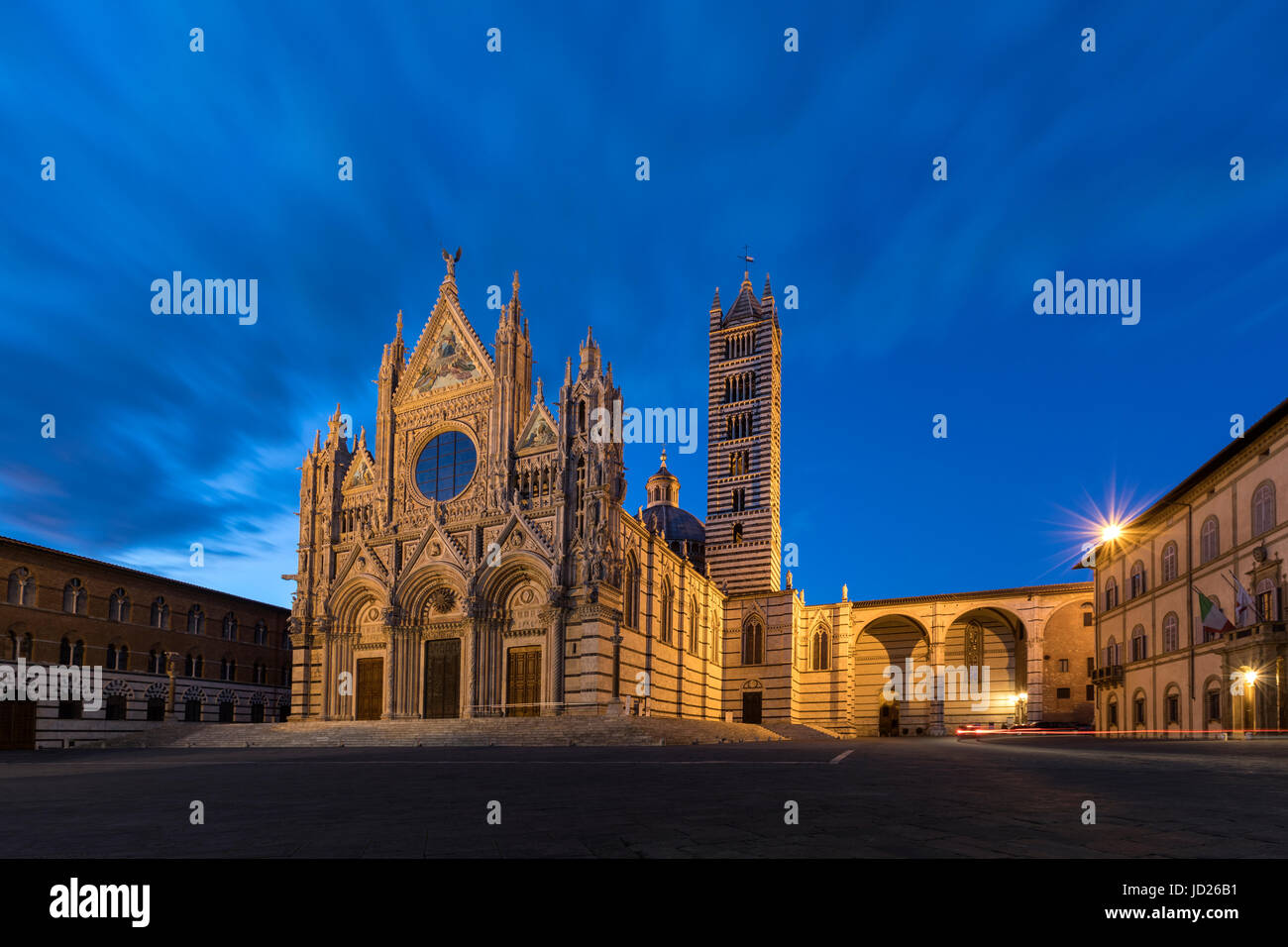 Sienne - Italie. Le 12ème siècle, la Cathédrale de Sienne (le Duomo) à la tombée de la nuit. Un chef-d'oeuvre de l'architecture romano-gothique Italienne. Banque D'Images