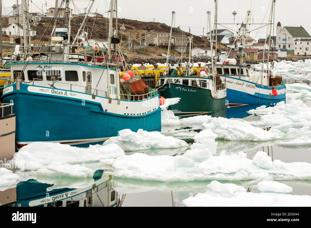 Les bateaux de pêche et la glace de mer dans le port de Twillingate - Twillingate, Newfoundland, Canada Banque D'Images