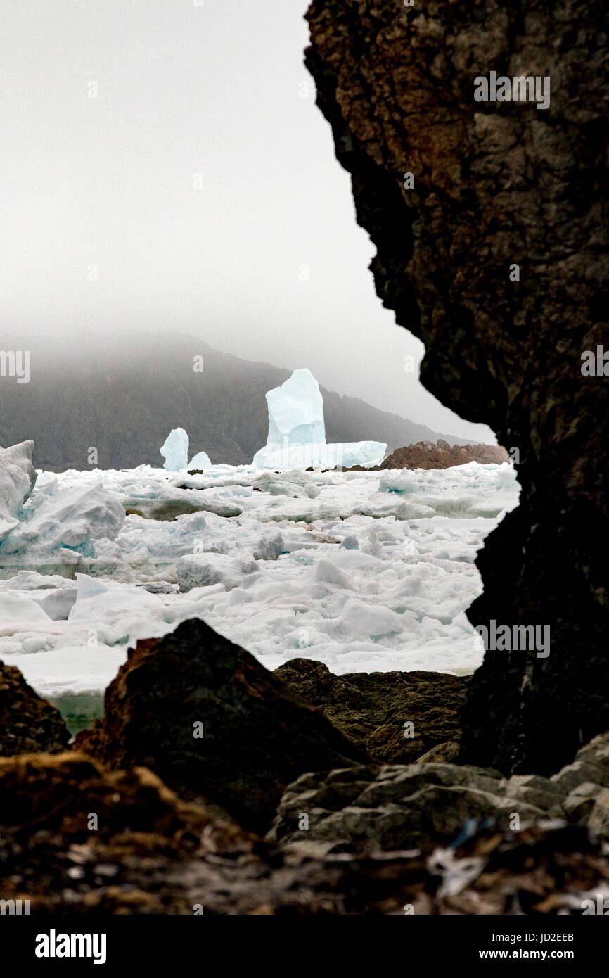 Gros iceberg et la glace de mer dans la région de Durrell, Twillingate, Newfoundland, Canada Banque D'Images