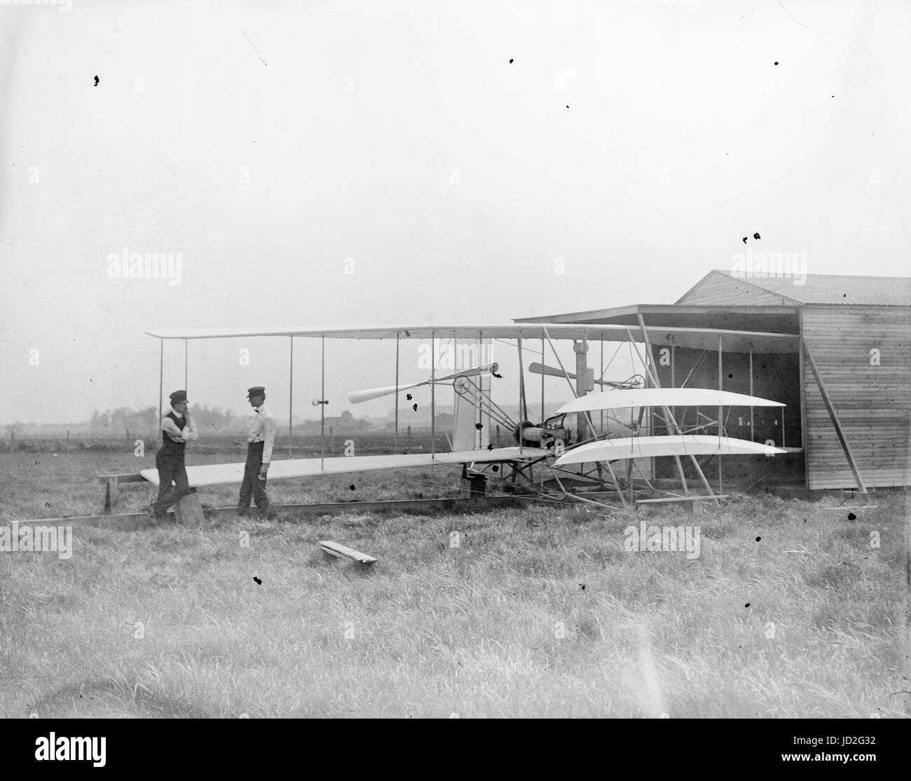 Wilbur et Orville Wright avec leur deuxième powered machine ; Huffman Prairie, Dayton, Ohio. Banque D'Images