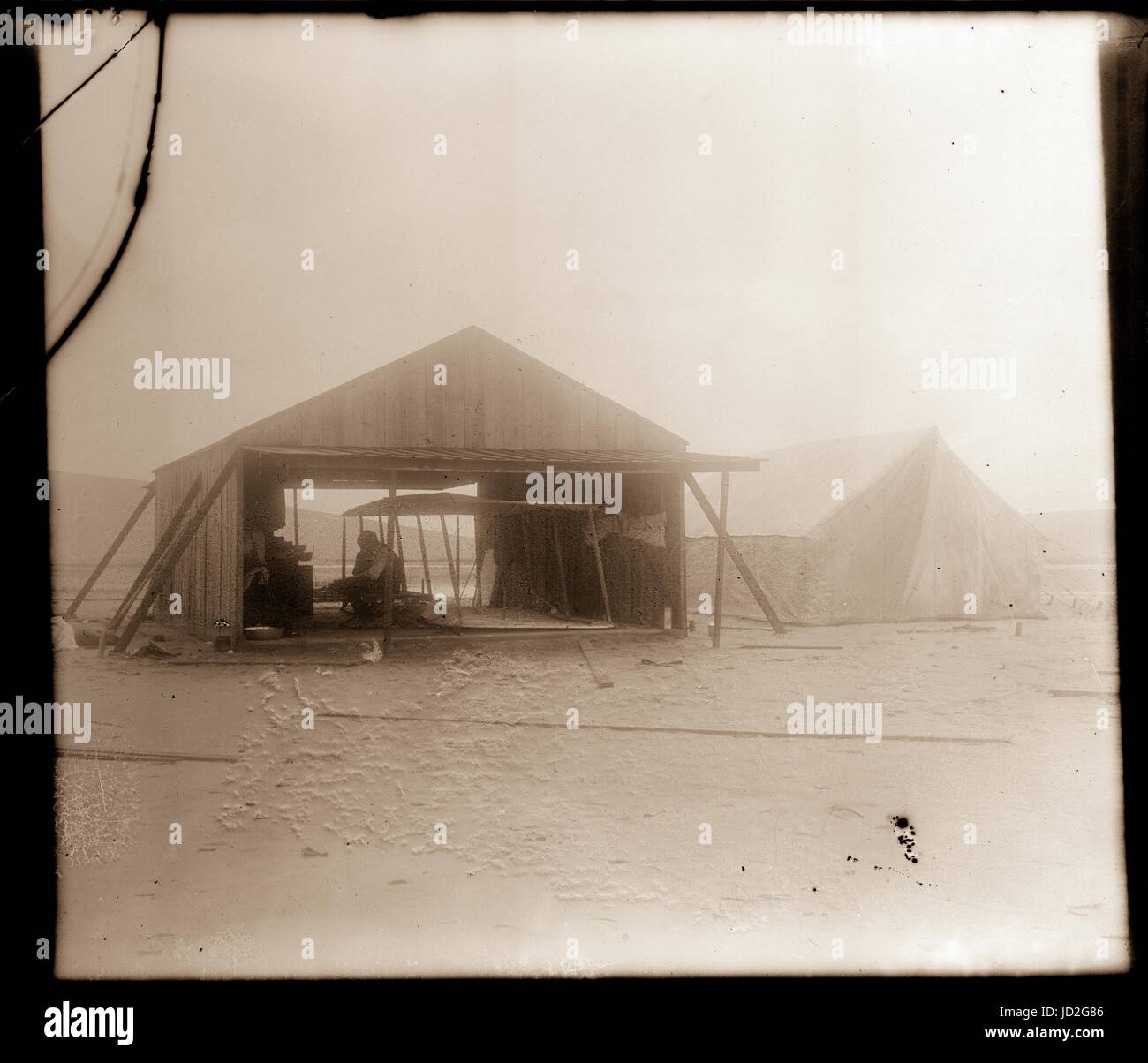 La reconstruction des frères Wright leur voile dans une cabane en bois érigée en juillet pour servir d'atelier et de chambre le planeur dans le mauvais temps, Août, 1901 ; Kitty Hawk, Caroline du Nord. Banque D'Images