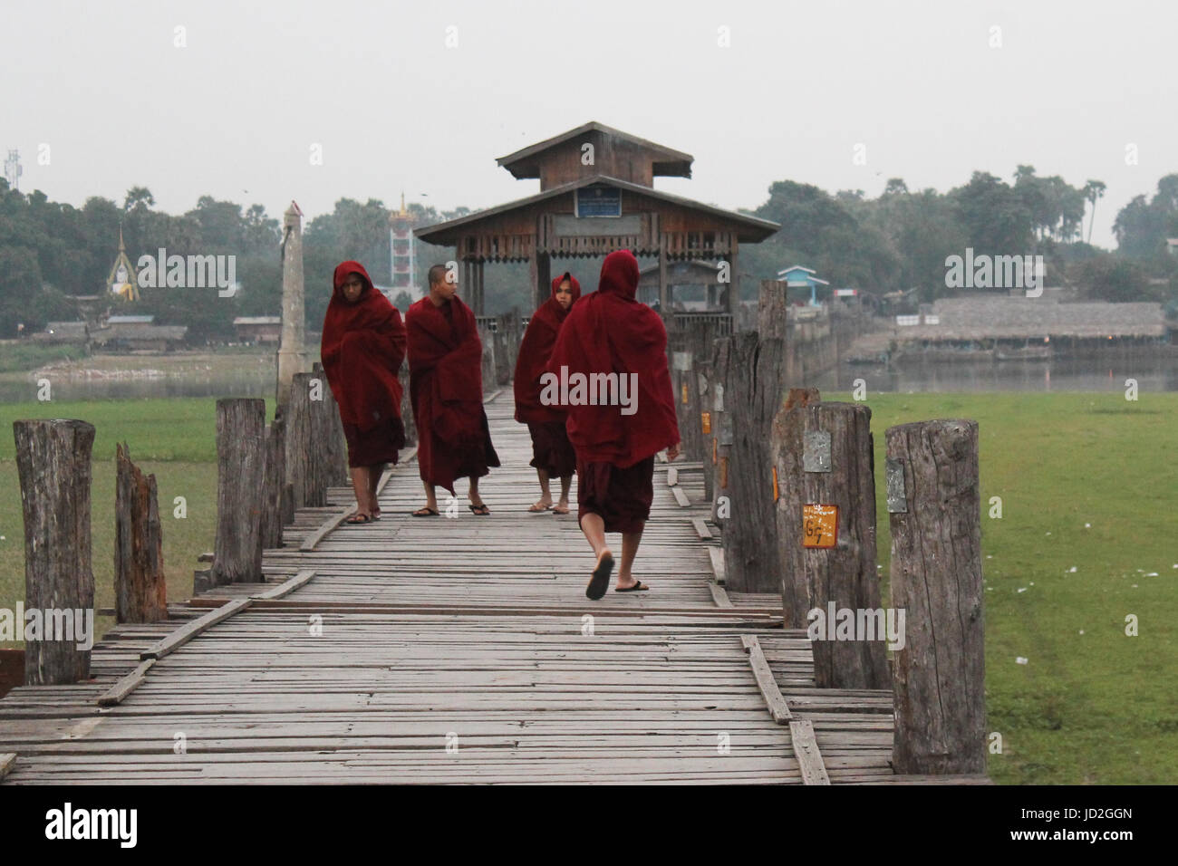 U-Bein Bridge/Amarapura - Myanmar 22 Janvier 2016 : les moines Bouddhistes sur leur promenade quotidienne sur le pont dans les premières heures du matin. Banque D'Images