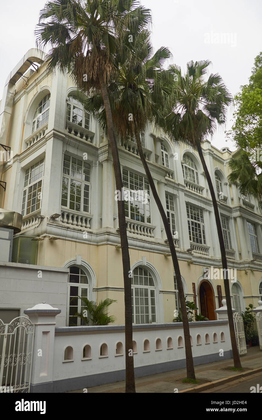 Hôtel particulier de l'époque coloniale typique avec des palmiers sur l'île de Shamian, Guangzhou, Chine Banque D'Images