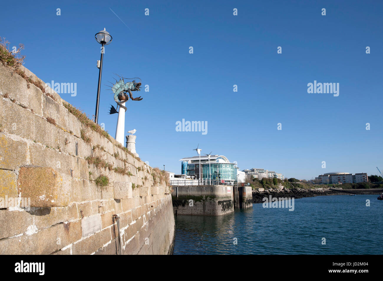 Large vue sur le Mayflower steps, la barbacane de la crevette Crevette statue et National Marine Aquarium, Barbican, Plymouth Sutton Harbour, Devon, Angleterre, Royaume-Uni Banque D'Images