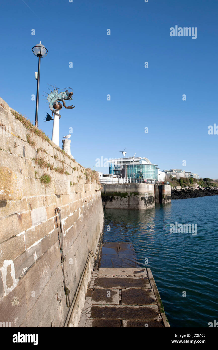Large vue sur le Mayflower steps, la barbacane de la crevette Crevette statue et National Marine Aquarium, Barbican, Plymouth Sutton Harbour, Devon, Angleterre, Royaume-Uni Banque D'Images