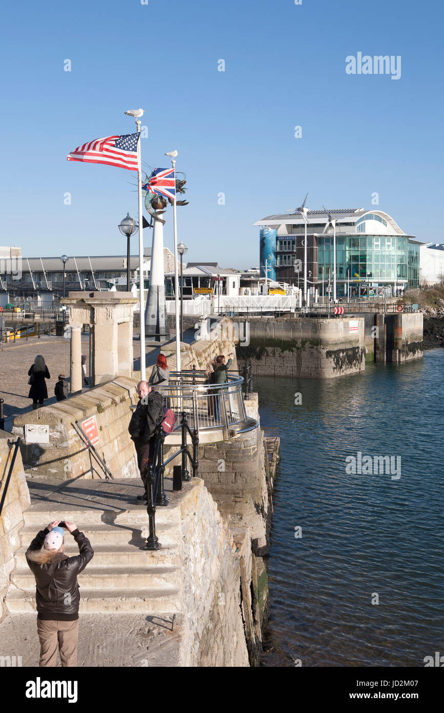 Large vue sur le Mayflower steps, la barbacane de la crevette Crevette statue et National Marine Aquarium, Barbican, Plymouth Sutton Harbour, Devon, Angleterre, Royaume-Uni Banque D'Images