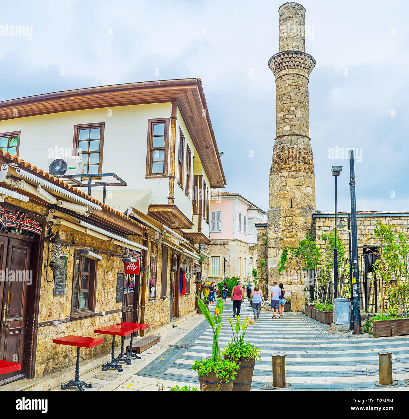 ANTALYA, TURQUIE - 6 mai 2017 : l'Kesik Minare Cami (Mosquée Minaret brisé) est l'ancienne borne, qui a été construit comme le Temple Romain, que de convertir Banque D'Images