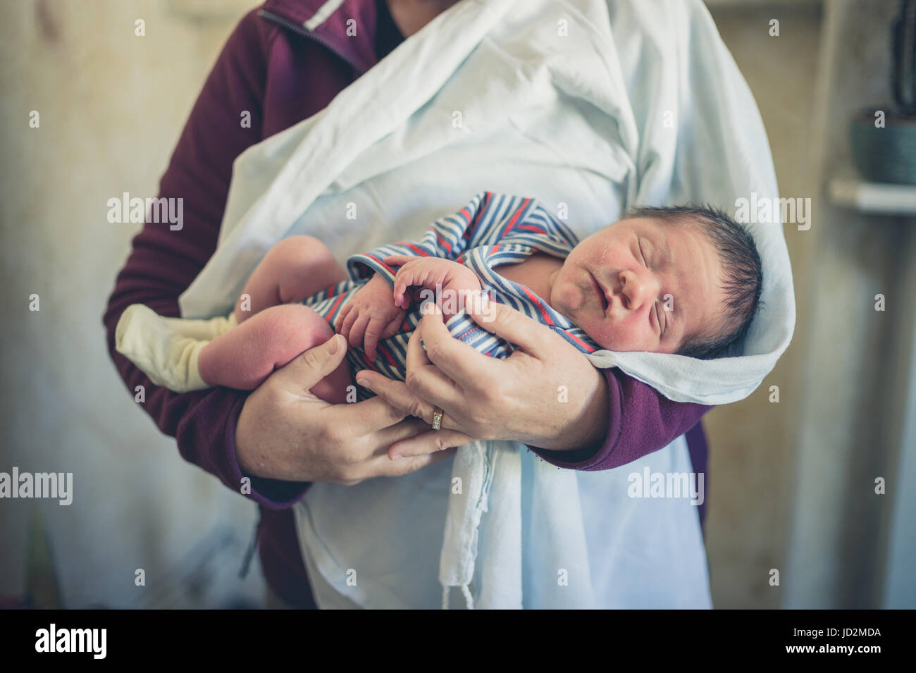 A senior woman holding est un bébé nouveau-né Banque D'Images