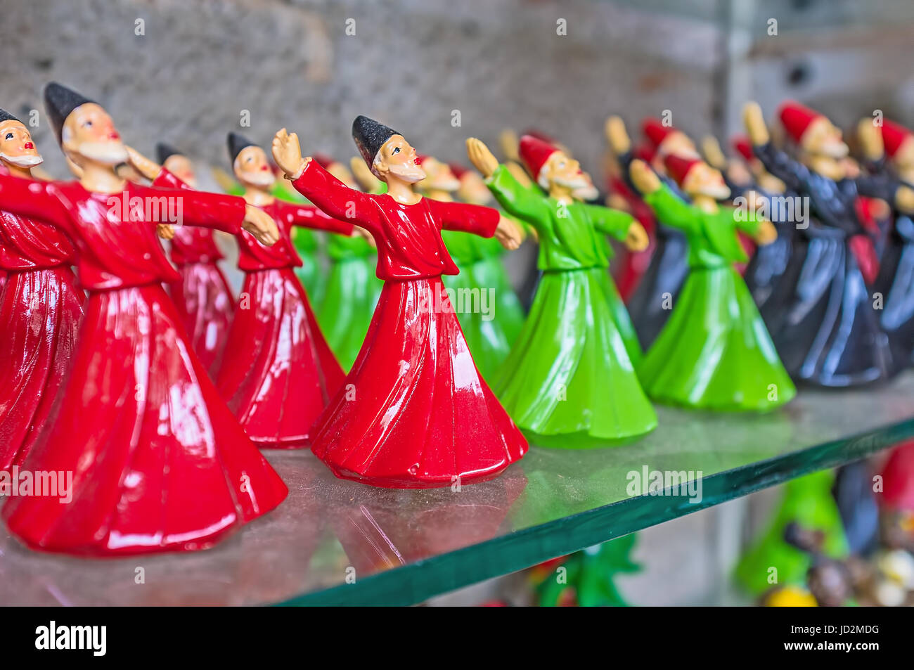 ANTALYA, TURQUIE - 6 mai 2017 : Les statuettes des derviches tourneurs de l'ordre Mevlevi Sema au cours de la performance, le 6 mai à Antalya. Banque D'Images