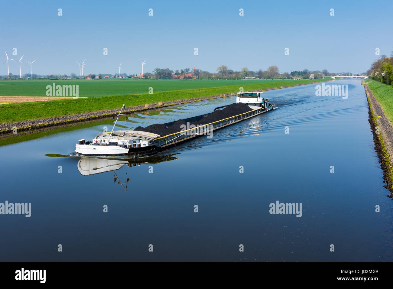 Cargo chargé avec du charbon sur le canal en Wesermarsch près de Balge Banque D'Images