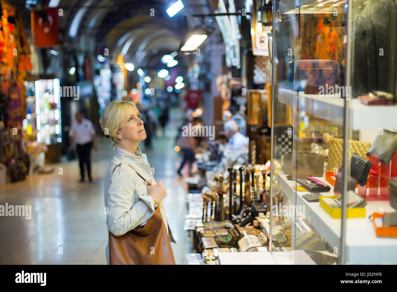 Femme d'âge moyen dans la devanture du shopping dans le Grand Bazar, Istanbul Banque D'Images