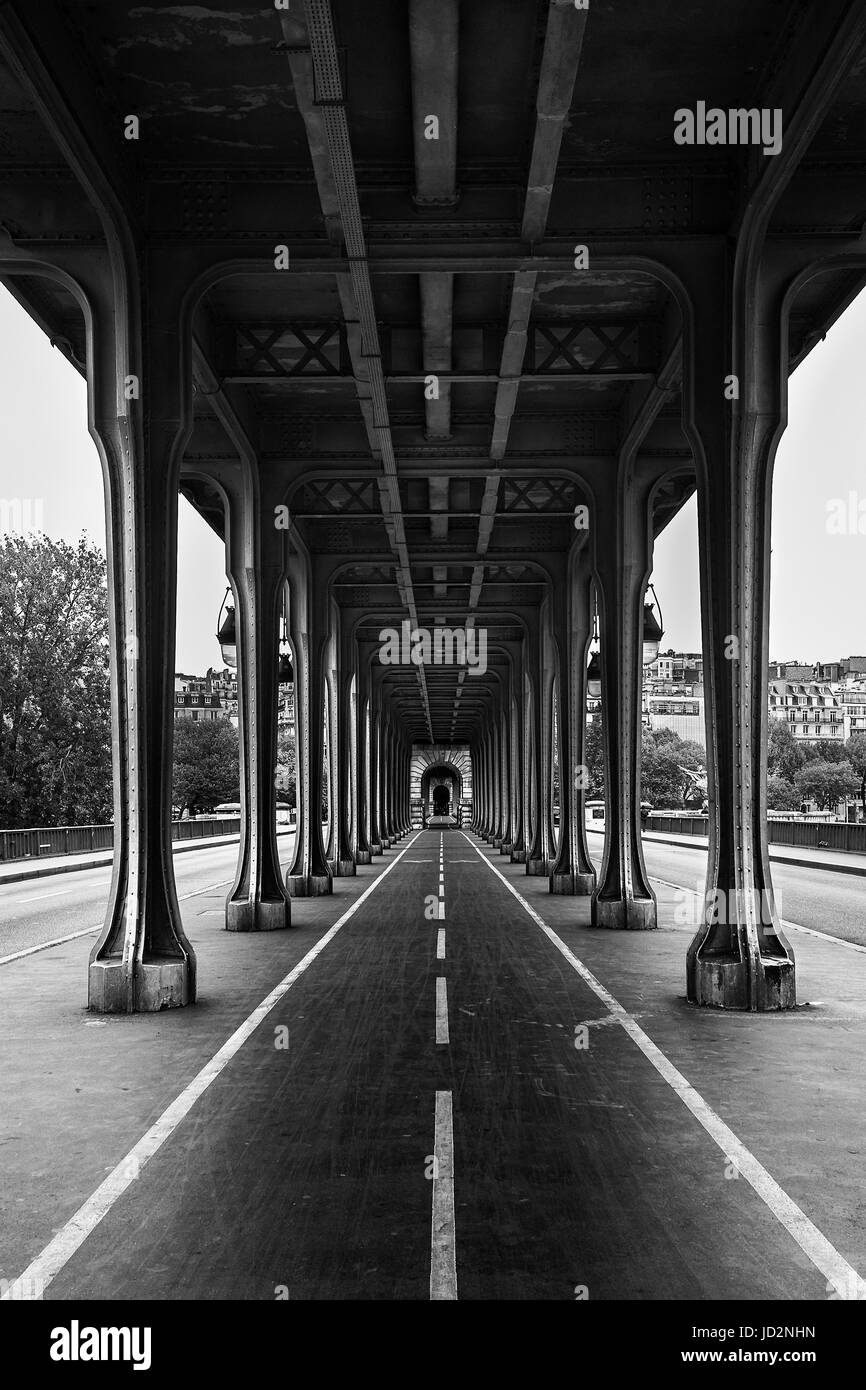Les colonnes de métal et les culées de Bir Hakeim '' '' bridge. Les gens de promenades et de faire du jogging sous le pont à Paris.Le pont est l'un des plus célèbres d'un Banque D'Images