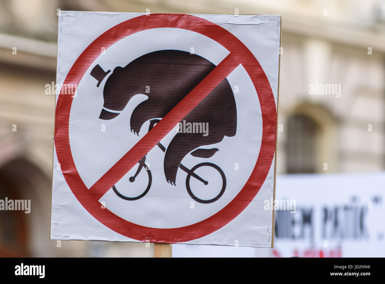 30.03.2017. . Panneau 'pas d'ours à vélo', événement de protestation contre l'utilisation des animaux de la faune au Circus, à proximité de parlement de la Lettonie, à Riga , Lettonie. Banque D'Images