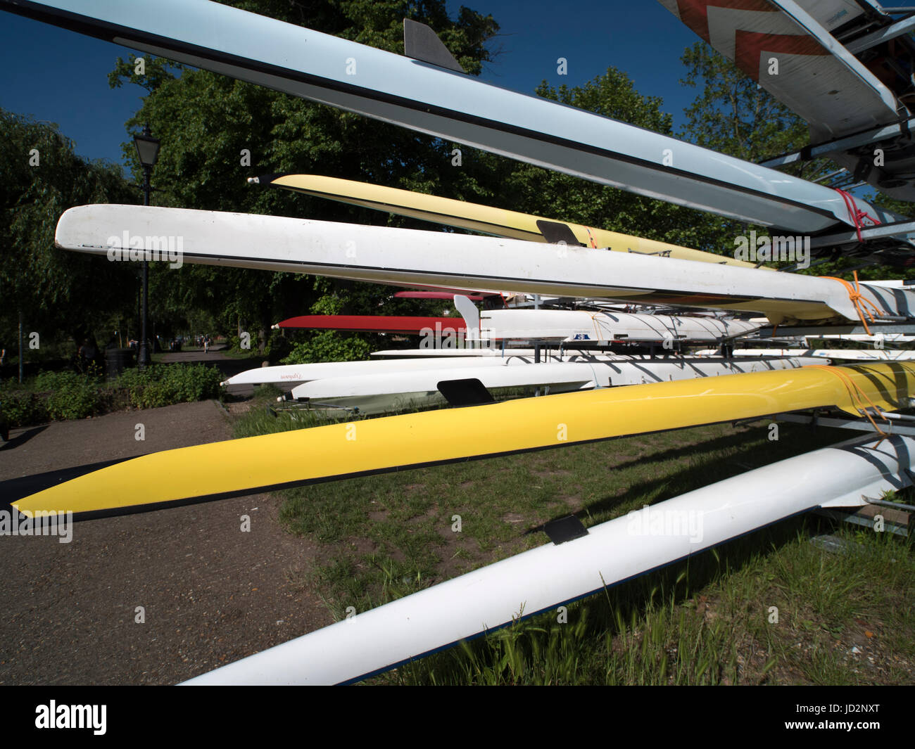 L'aviron huit de pointe et bateaux colorés empilés à Tiffin School Boat Club en Kingston Upon Thames, London Banque D'Images