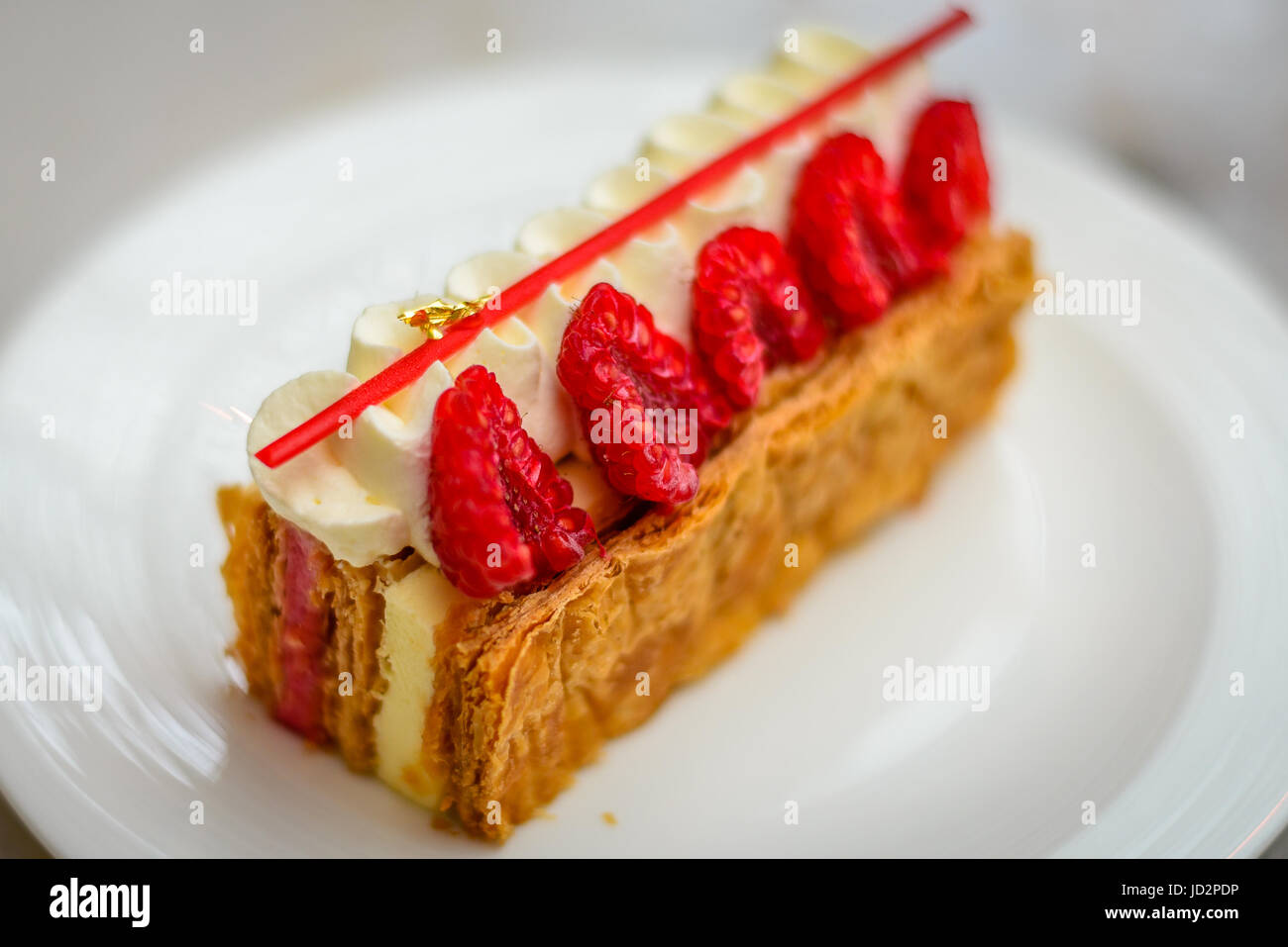 La Vanille Et Mille Feuille De Framboise Gateau Patissier Blanc Sur Plaque De La Chine Photo Stock Alamy