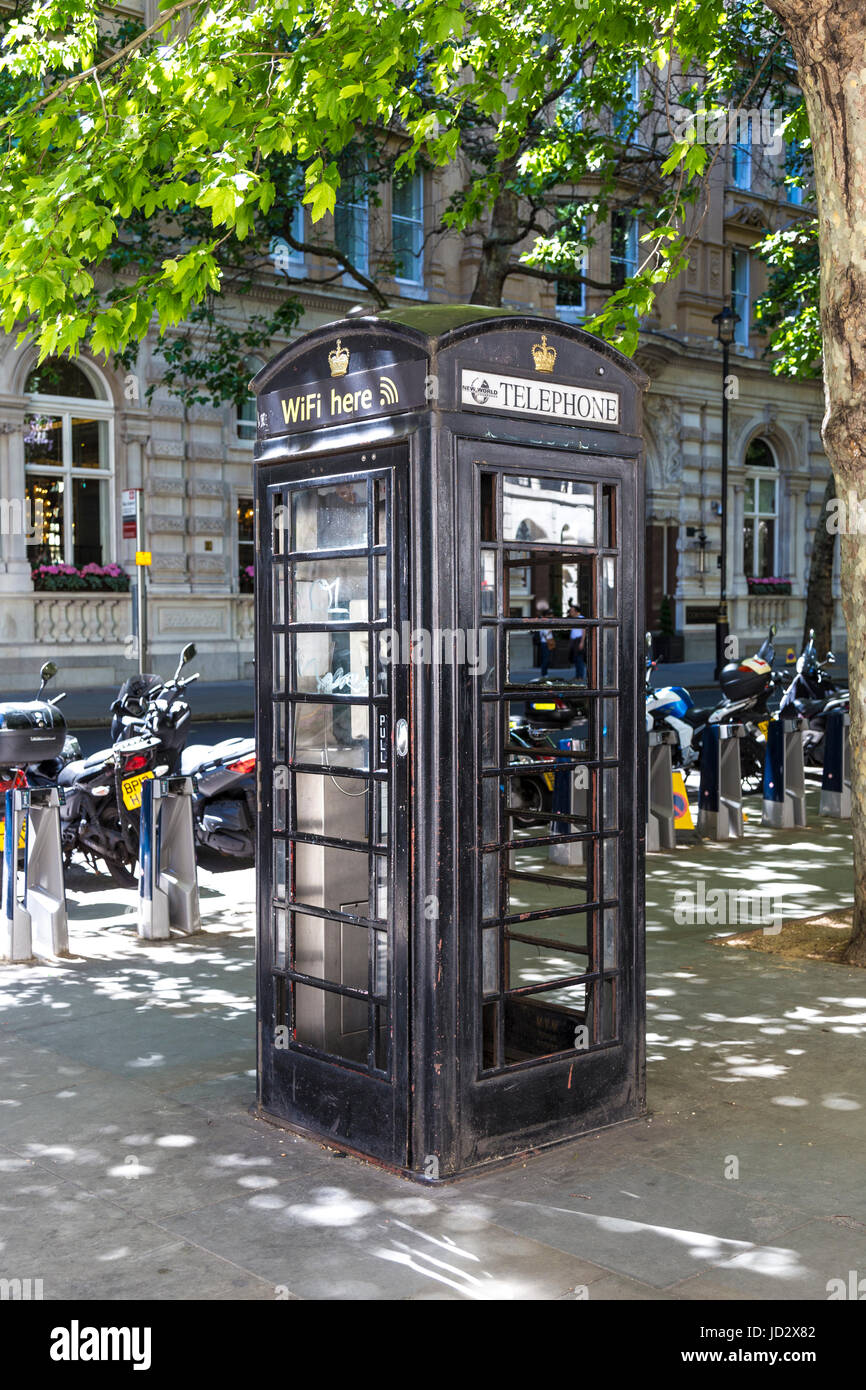 Une cabine téléphonique traditionnel noir dans le Square Mile de Londres, Royaume-Uni Banque D'Images