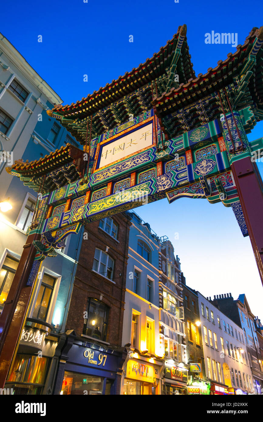 Dans Chinatown gate colorés à temps le soir, Londres, UK Banque D'Images Dans Chinatown gate colorés à temps le soir, Londres, UK Banque D'Images