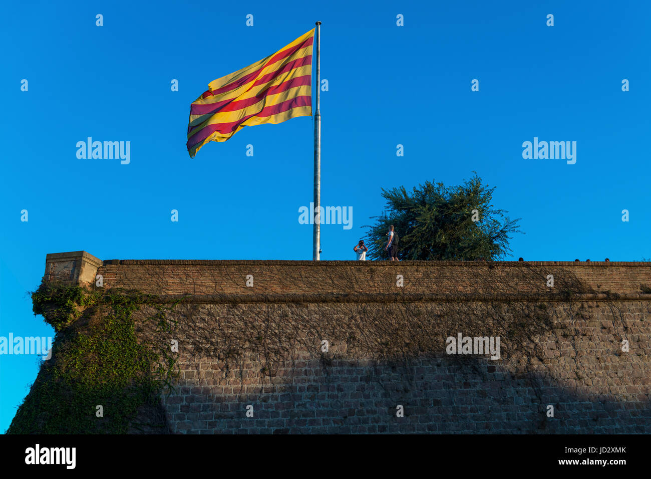 Senyera drapeau au château de Montjuic à Barcelone Catalogne signifie désir d'indépendance de l'Espagne. Banque D'Images