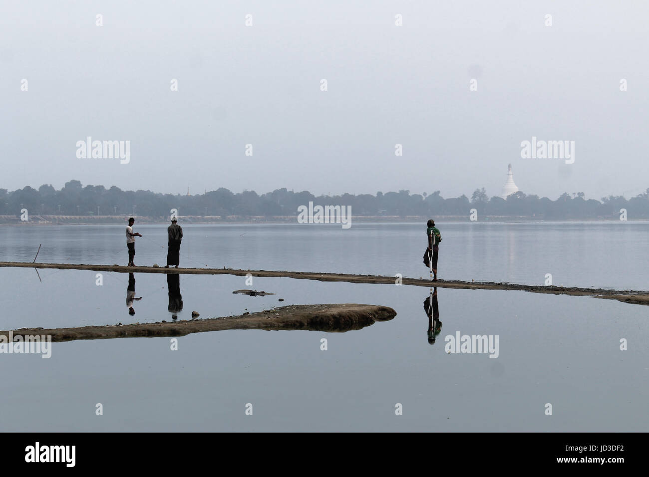 U-Bein Bridge/Amarapura - Myanmar 22 Janvier 2016 : les pêcheurs marchent sur des bancs de sable sur le lac Taungthaman pour regarder leurs filets. Banque D'Images