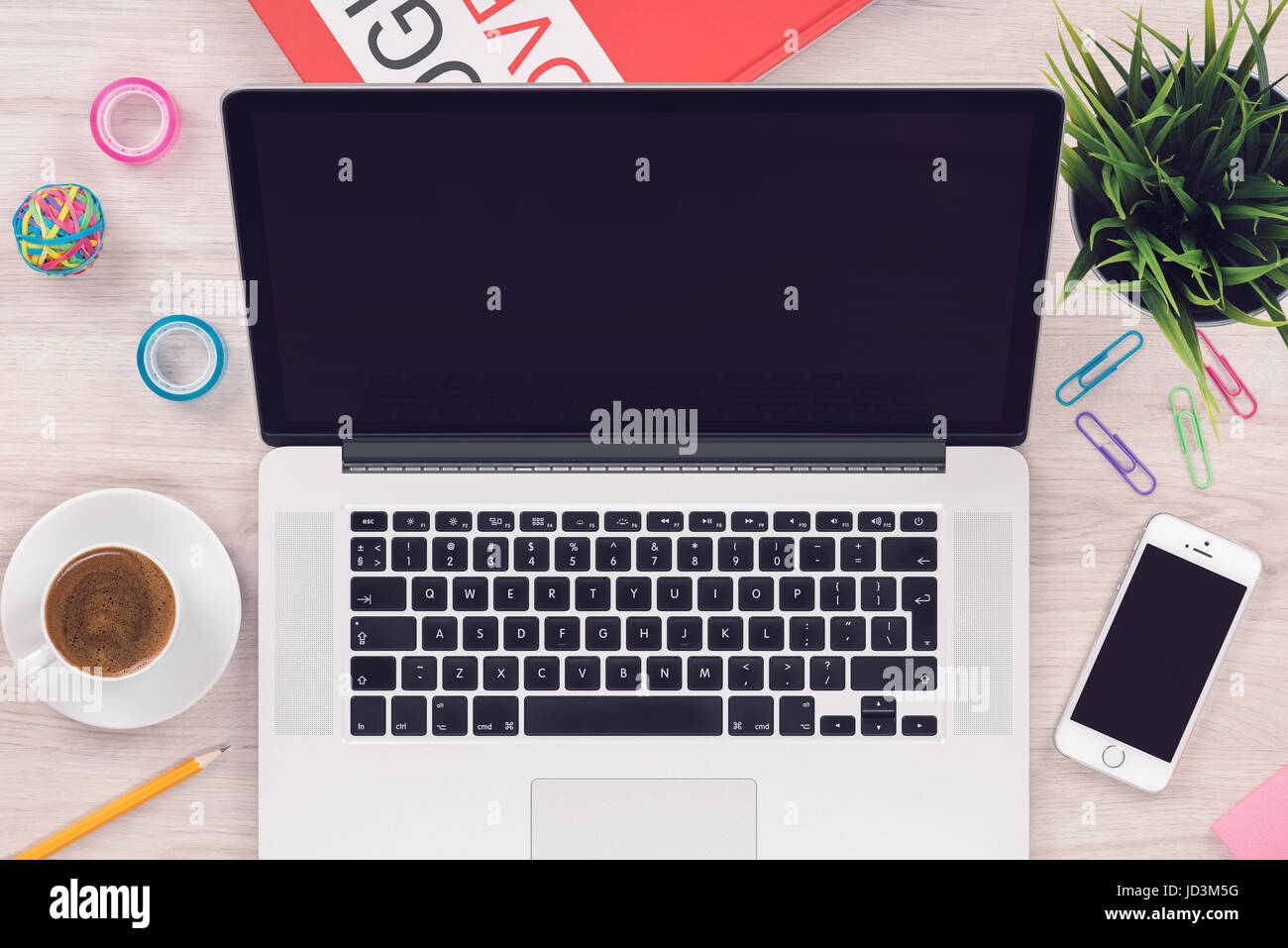 Vue de dessus de l'espace de mise à plat avec la maquette open laptop et smartphone sur un bureau en bois bureau Banque D'Images