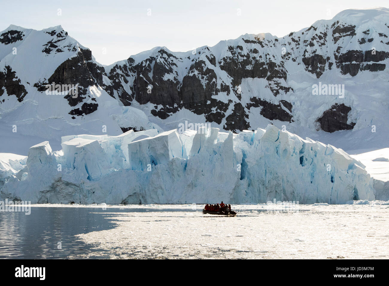 Bateau de croisière antarctique avec l'expédition Antarctique vue touristes paysage, péninsule antarctique. Banque D'Images