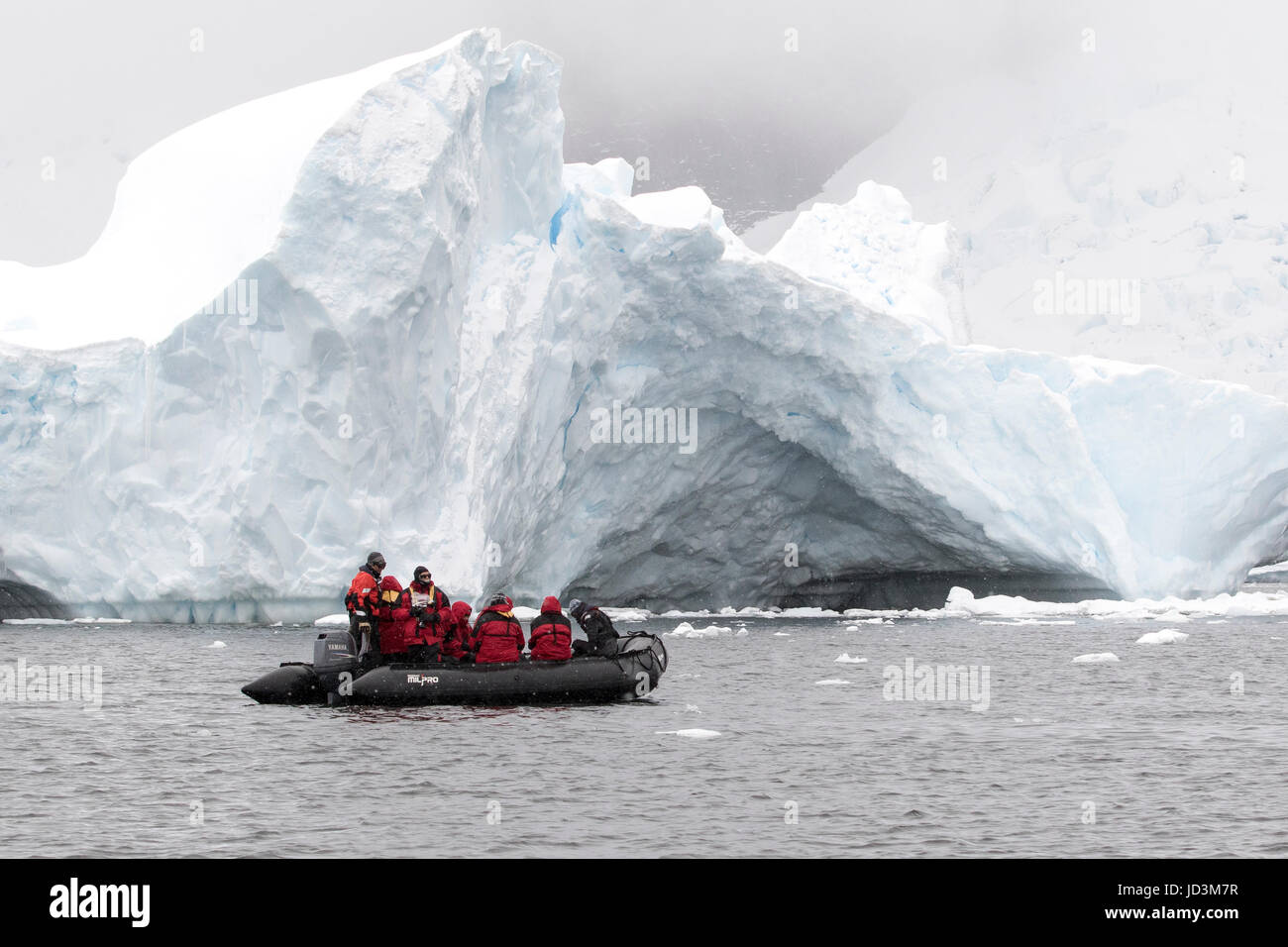 Bateau de croisière antarctique avec l'expédition Antarctique vue touristes paysage, péninsule antarctique. Banque D'Images